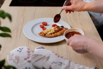 muž si dává marmeládu na lívance