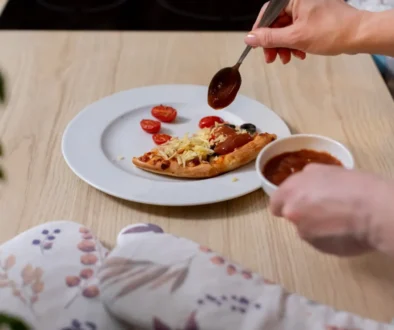 muž si dává marmeládu na lívance