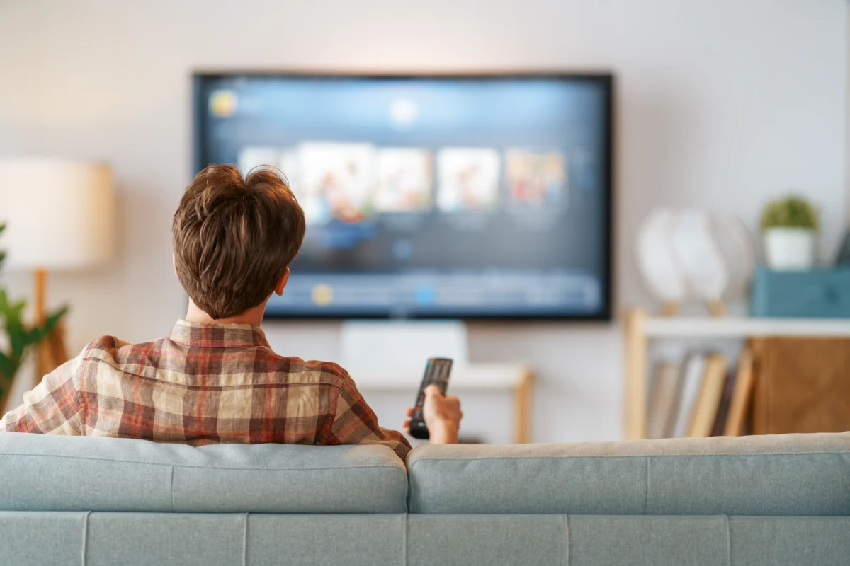 muž sleduje televizi