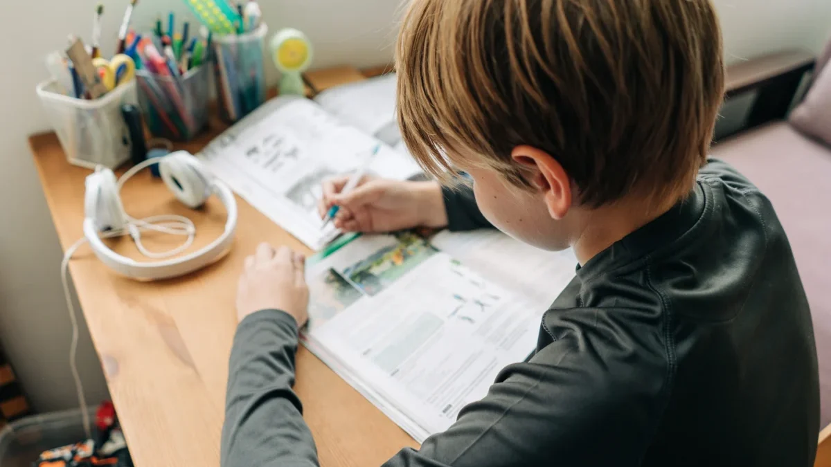 kluk dělá domácí úkoly