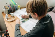 kluk dělá domácí úkoly