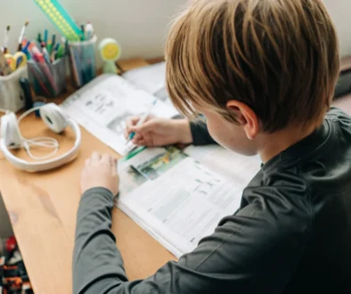 kluk dělá domácí úkoly