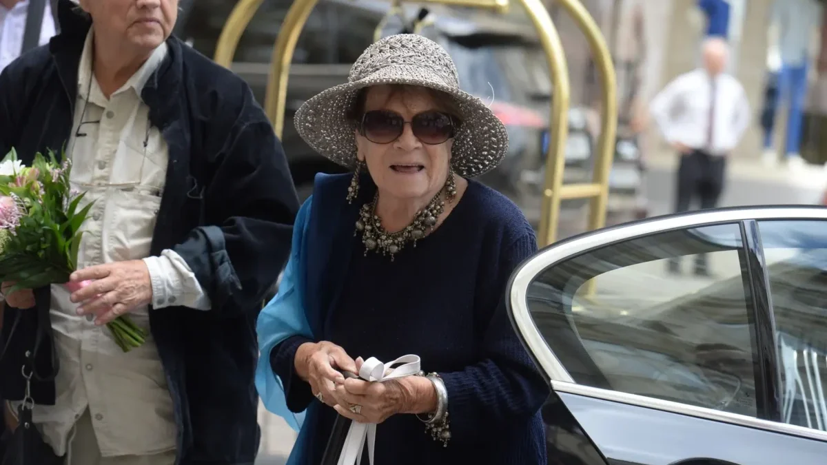 herečka před svým autem