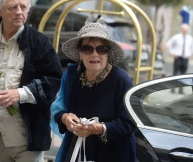 herečka před svým autem