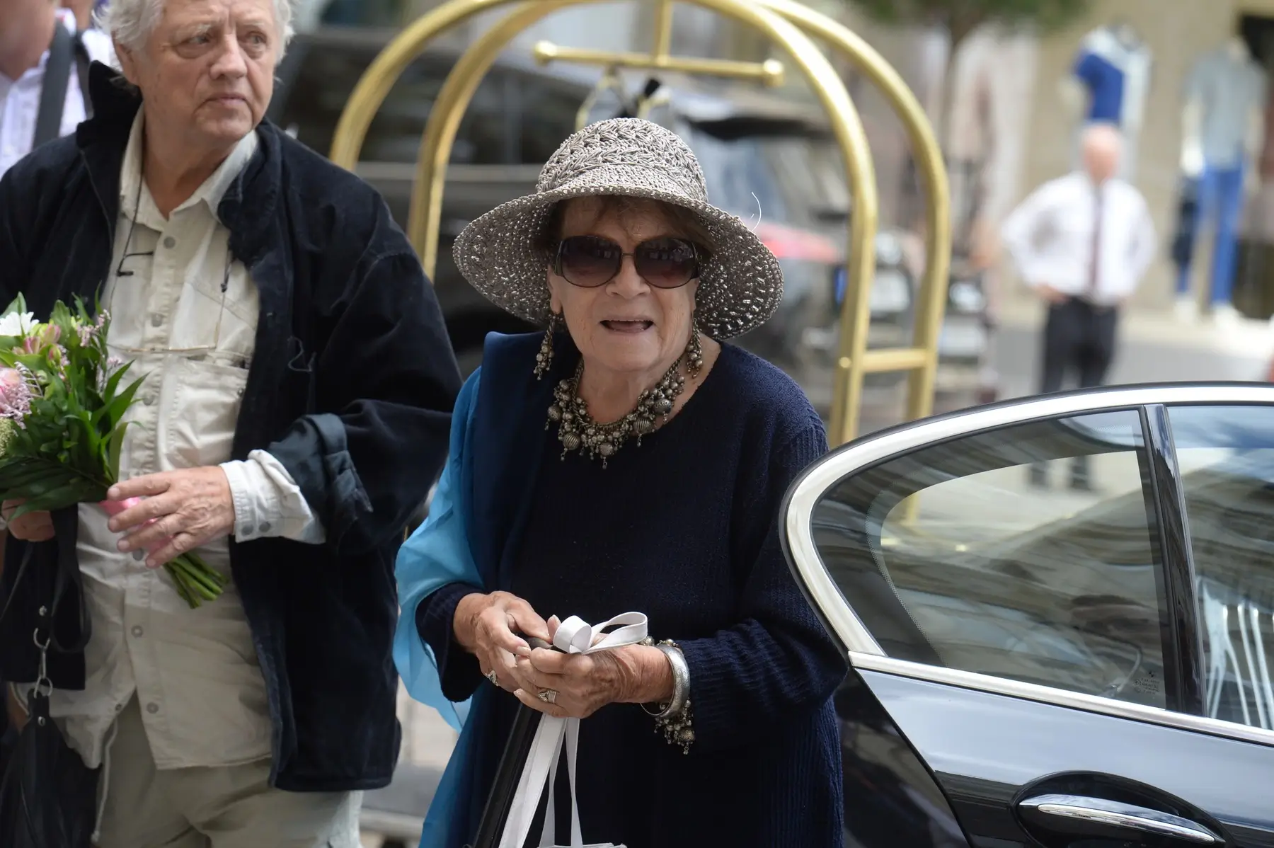 herečka před svým autem