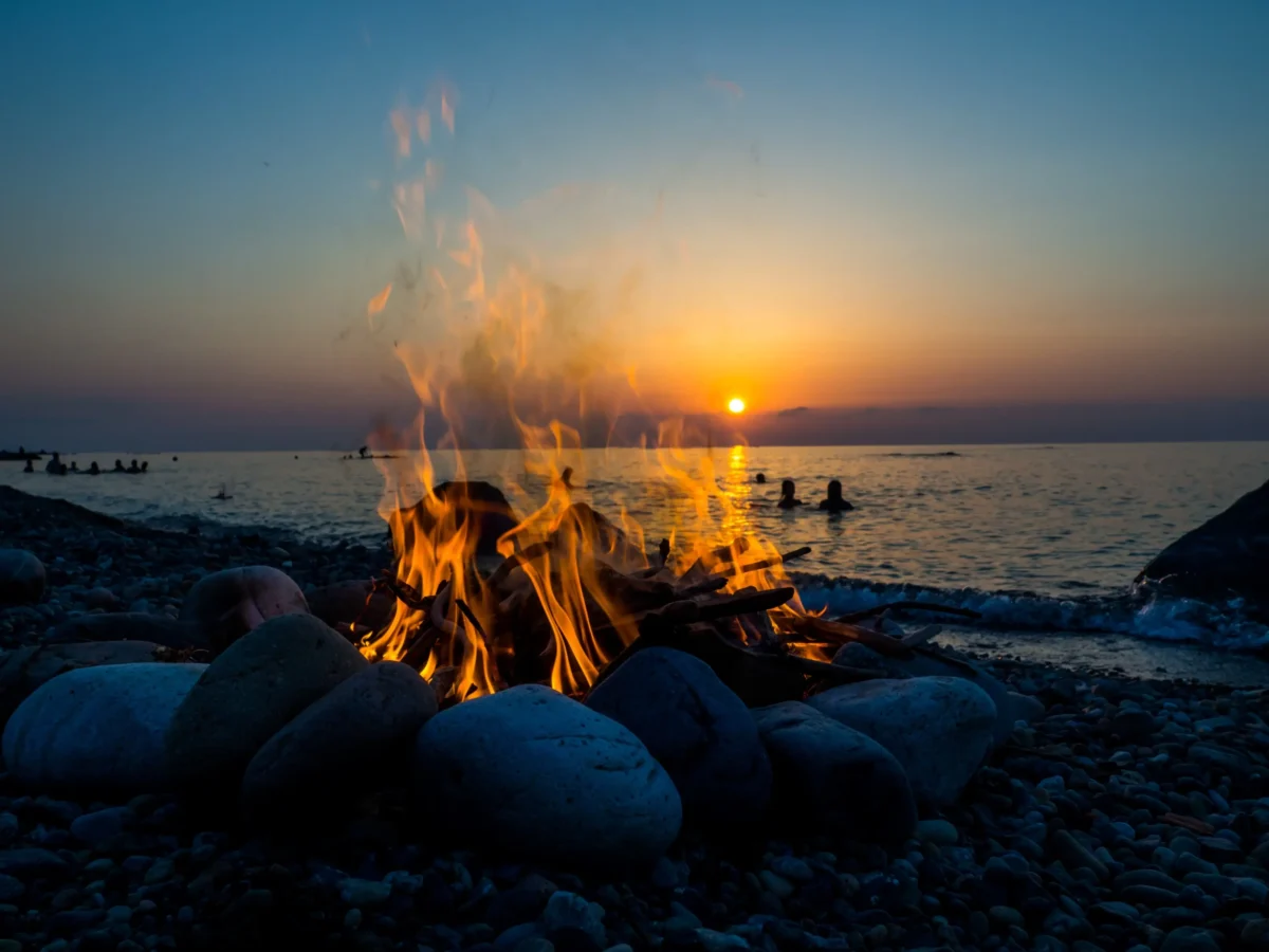 Show se odehrává na ostrově v Dominikánské republice. Zdroj: Shutterstock | TVGURU.cz Oheň u moře.