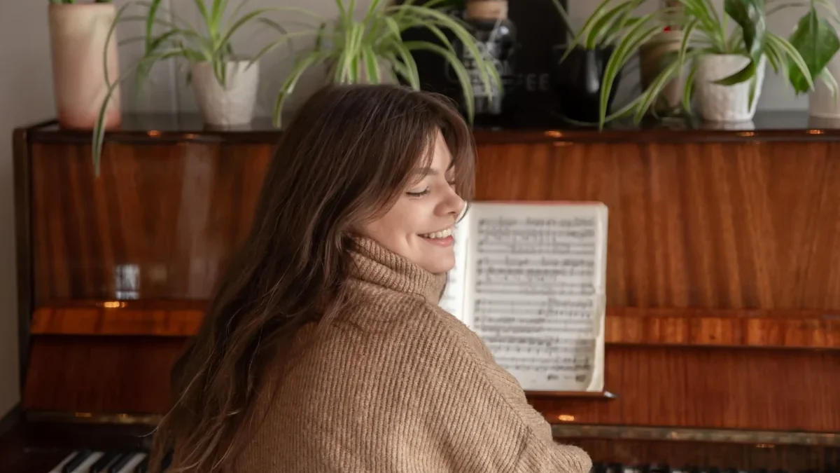 Žena hrající na klavír.