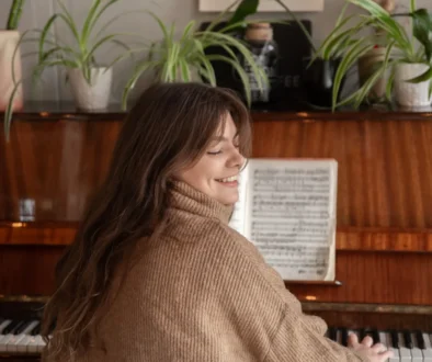 Žena hrající na klavír.