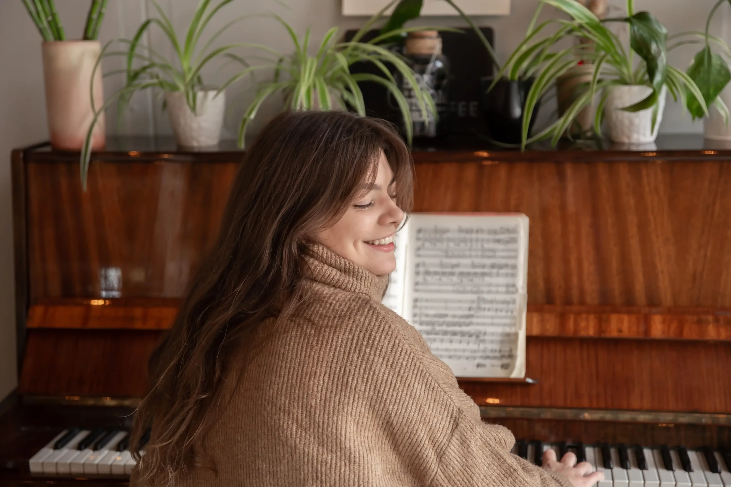 Žena hrající na klavír.