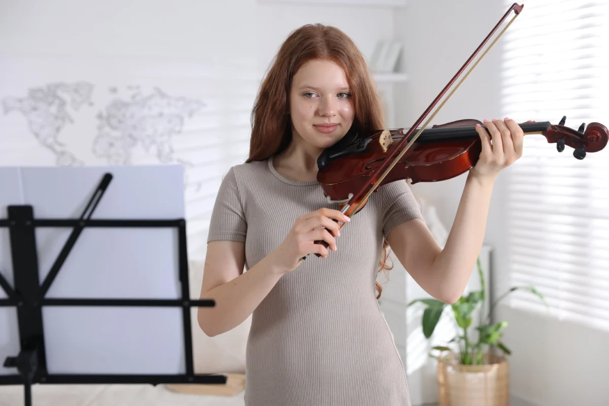 Dívka hrající na housle.