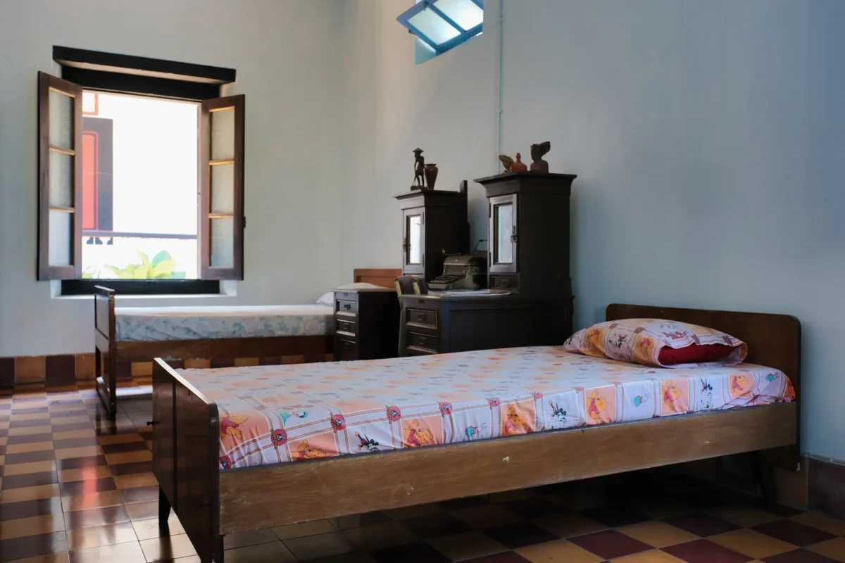 Retro ložnice se dvěma postelemi