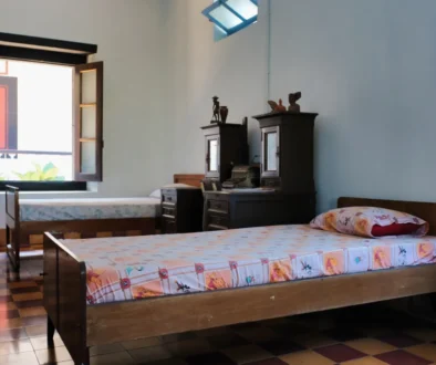 Retro ložnice se dvěma postelemi