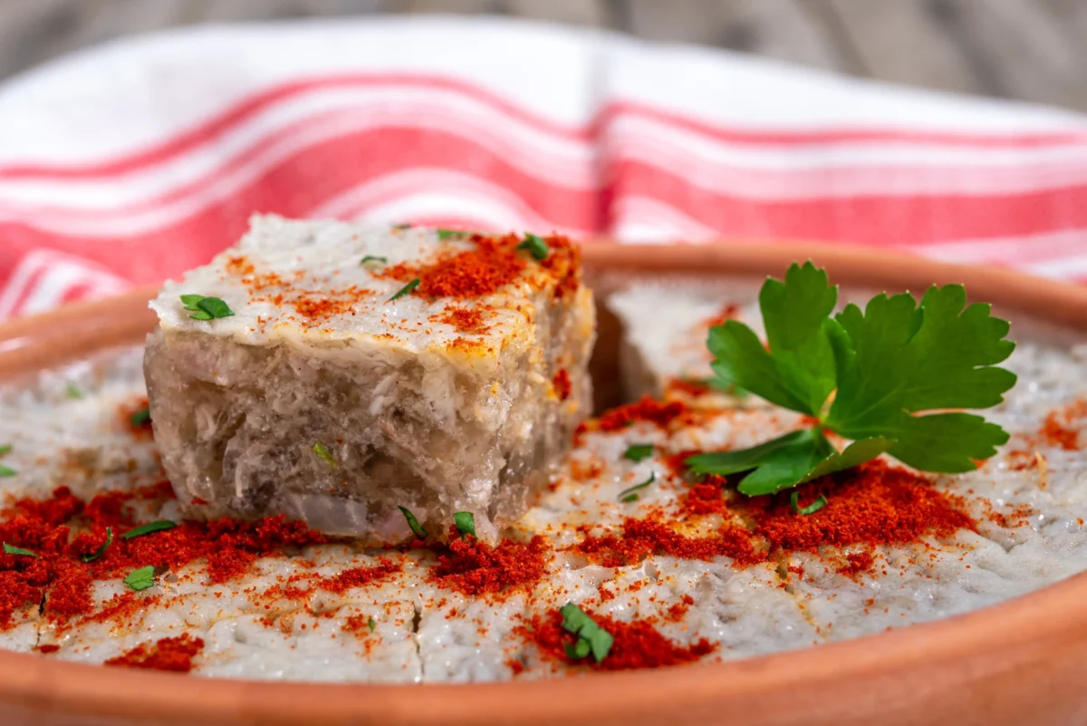 Na talíři je nandaný sulc.