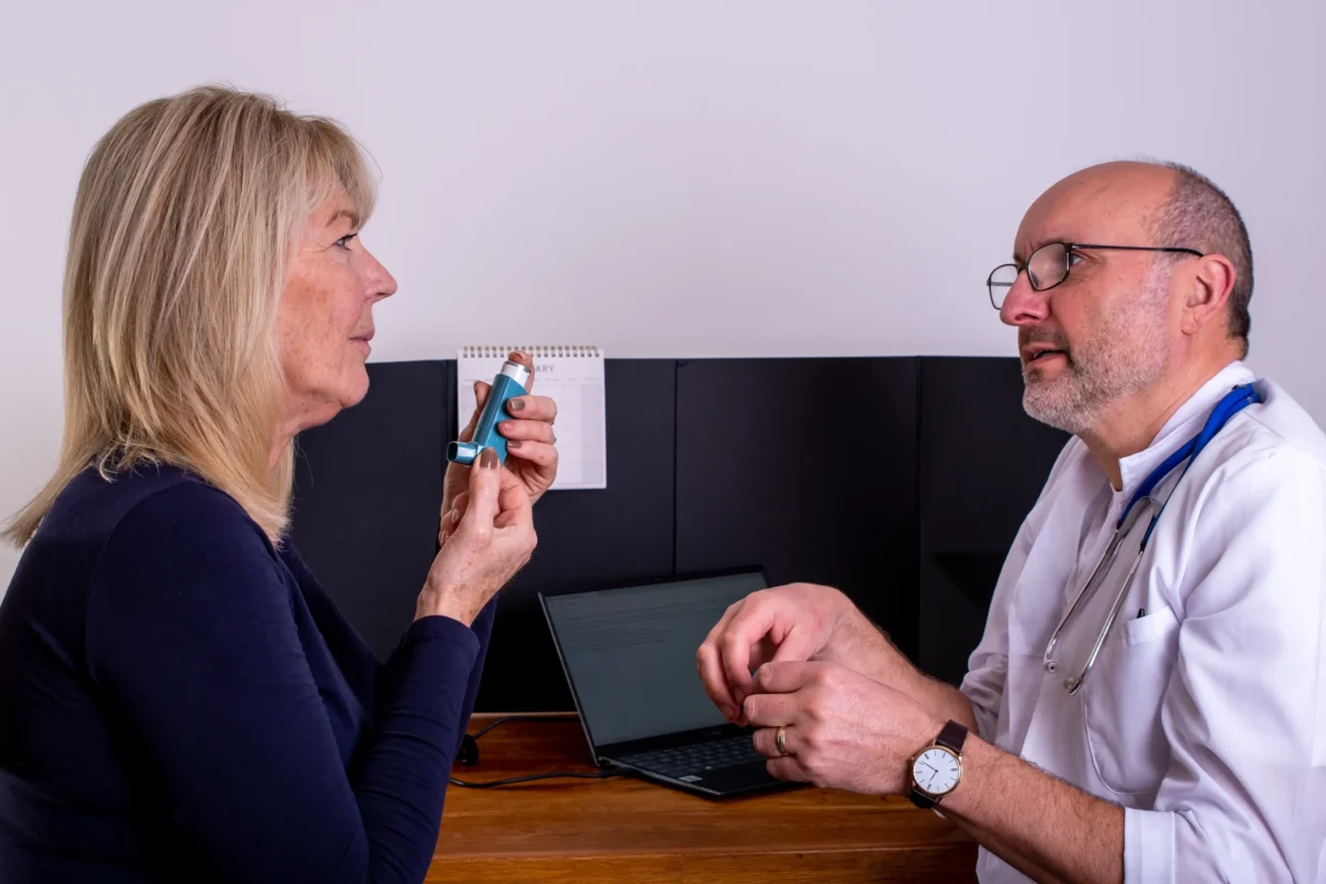 Žena je na vyšetření u lékaře.