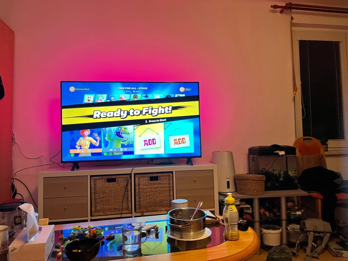 Obývacímu pokoji dominuje televize.