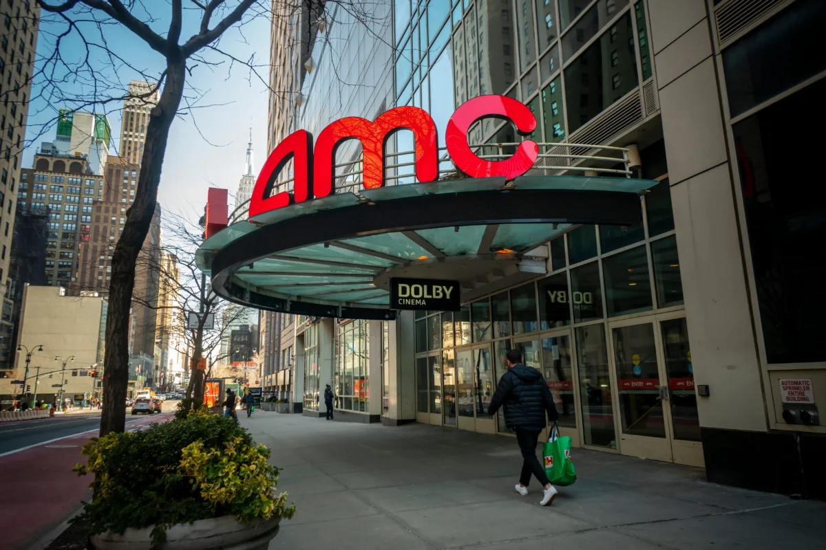 shutterstock_1928694995 1 | TVGURU.cz vchod s logem AMC