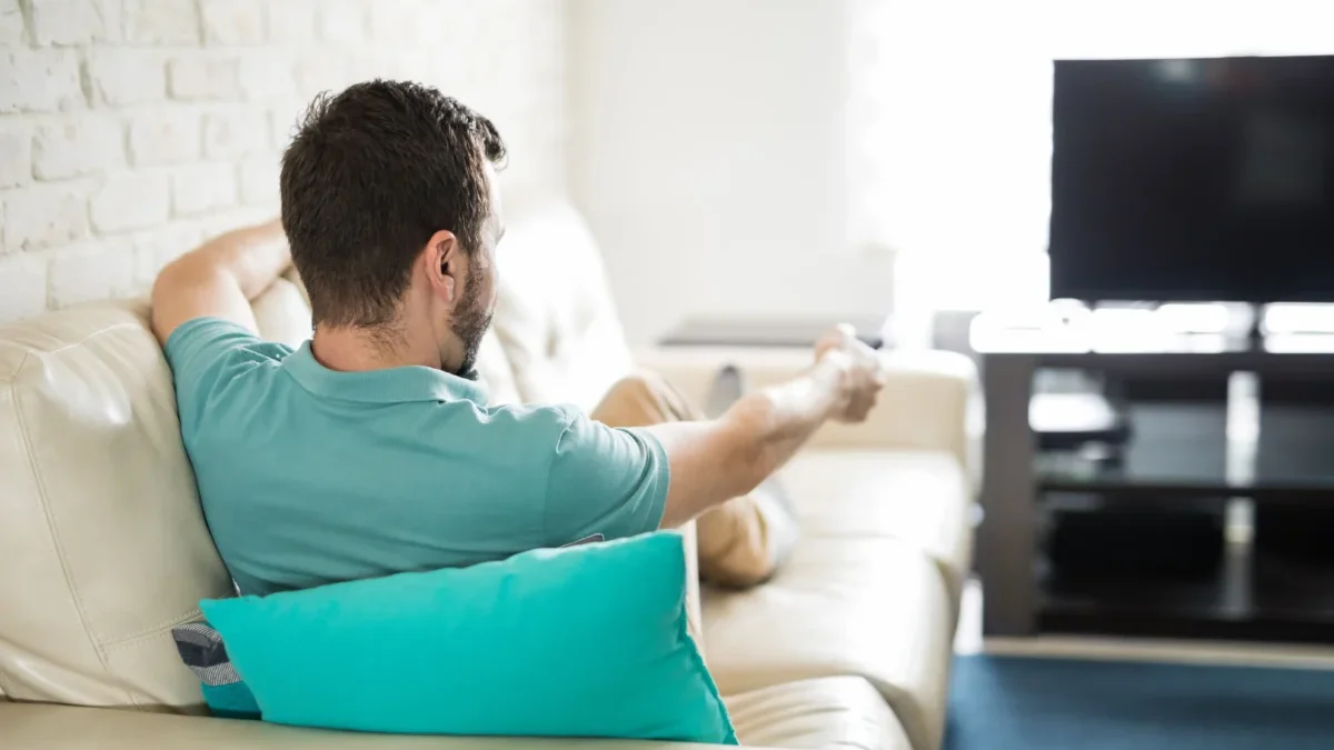 muž sleduje televizi