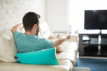 muž sleduje televizi