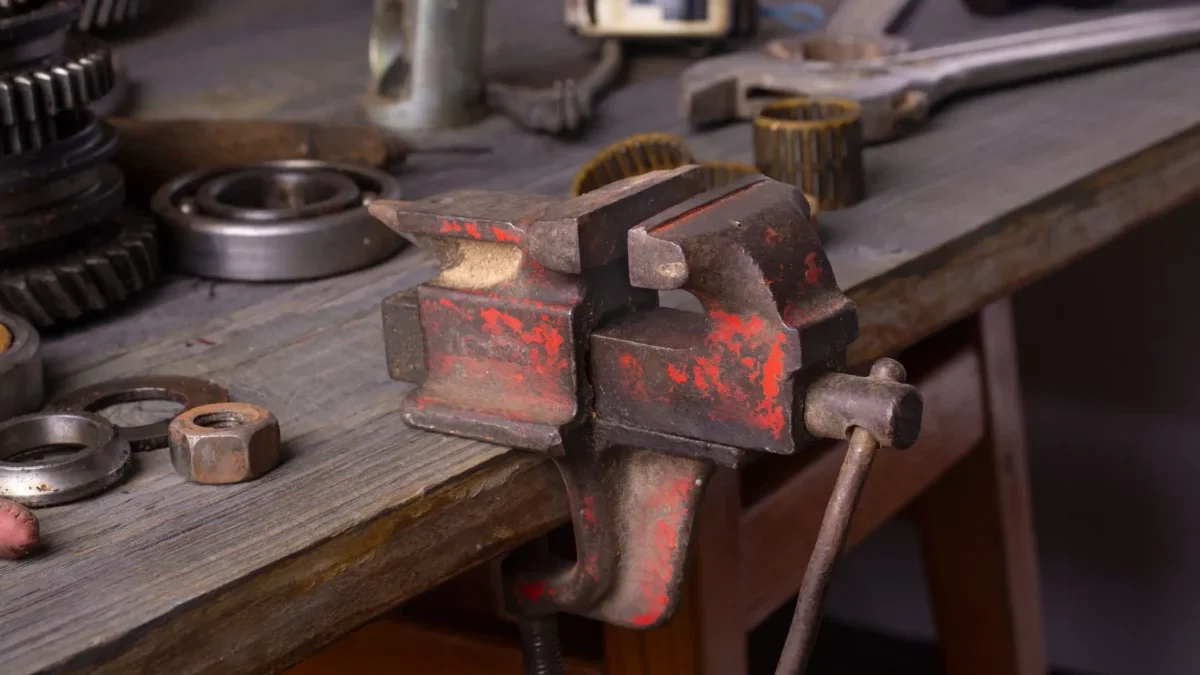 starý svěrák v dílně