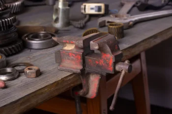 starý svěrák v dílně