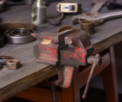 starý svěrák v dílně