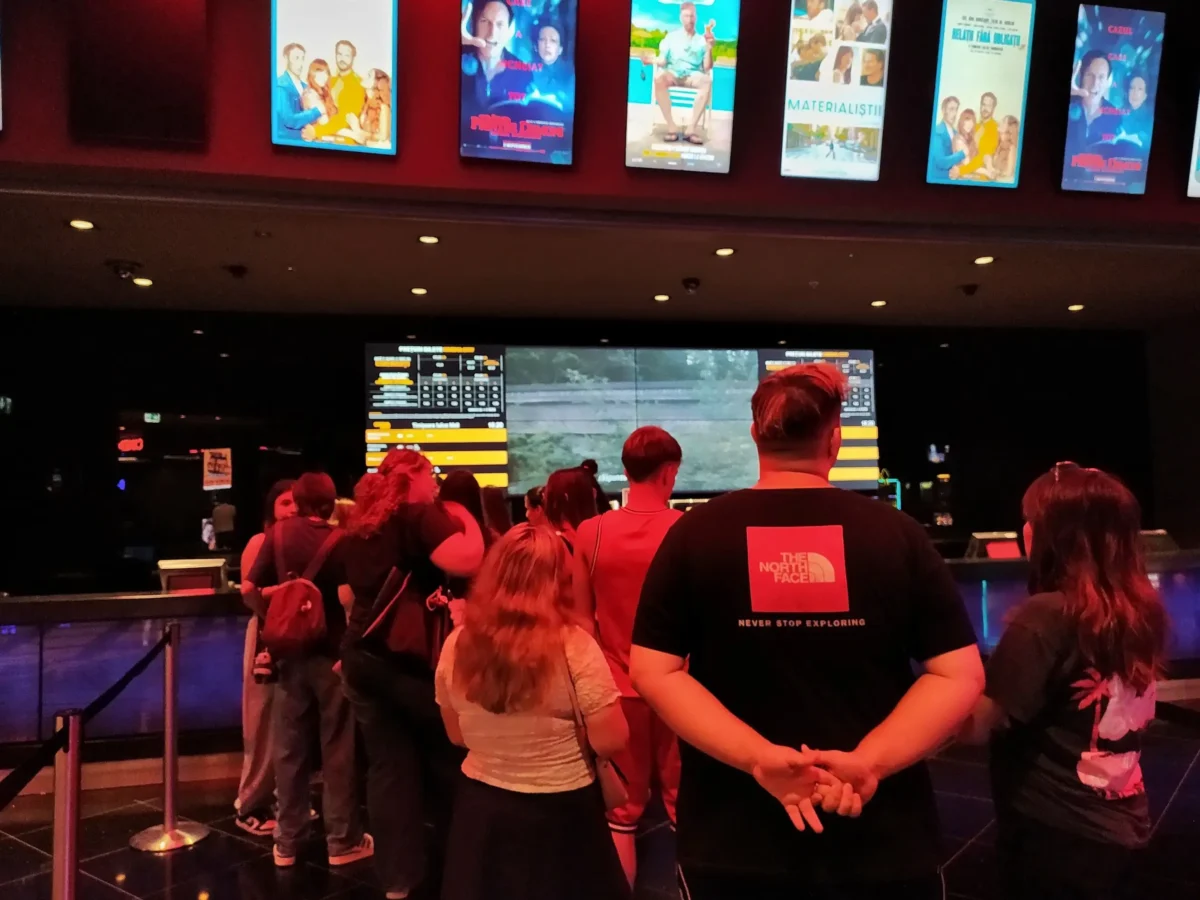 Fronta u pokladny v kině.