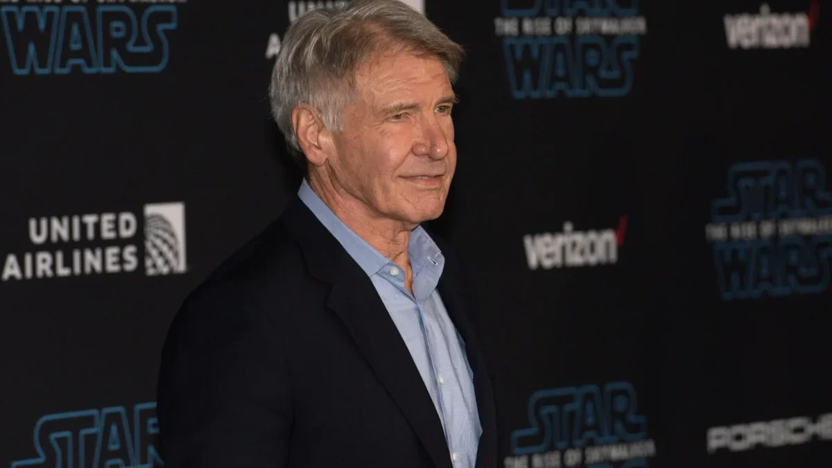 Harrison Ford pózuje na fotku.
