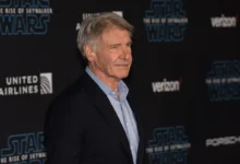 Harrison Ford pózuje na fotku.