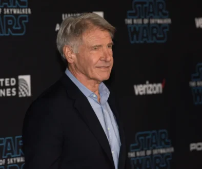 Harrison Ford pózuje na fotku.