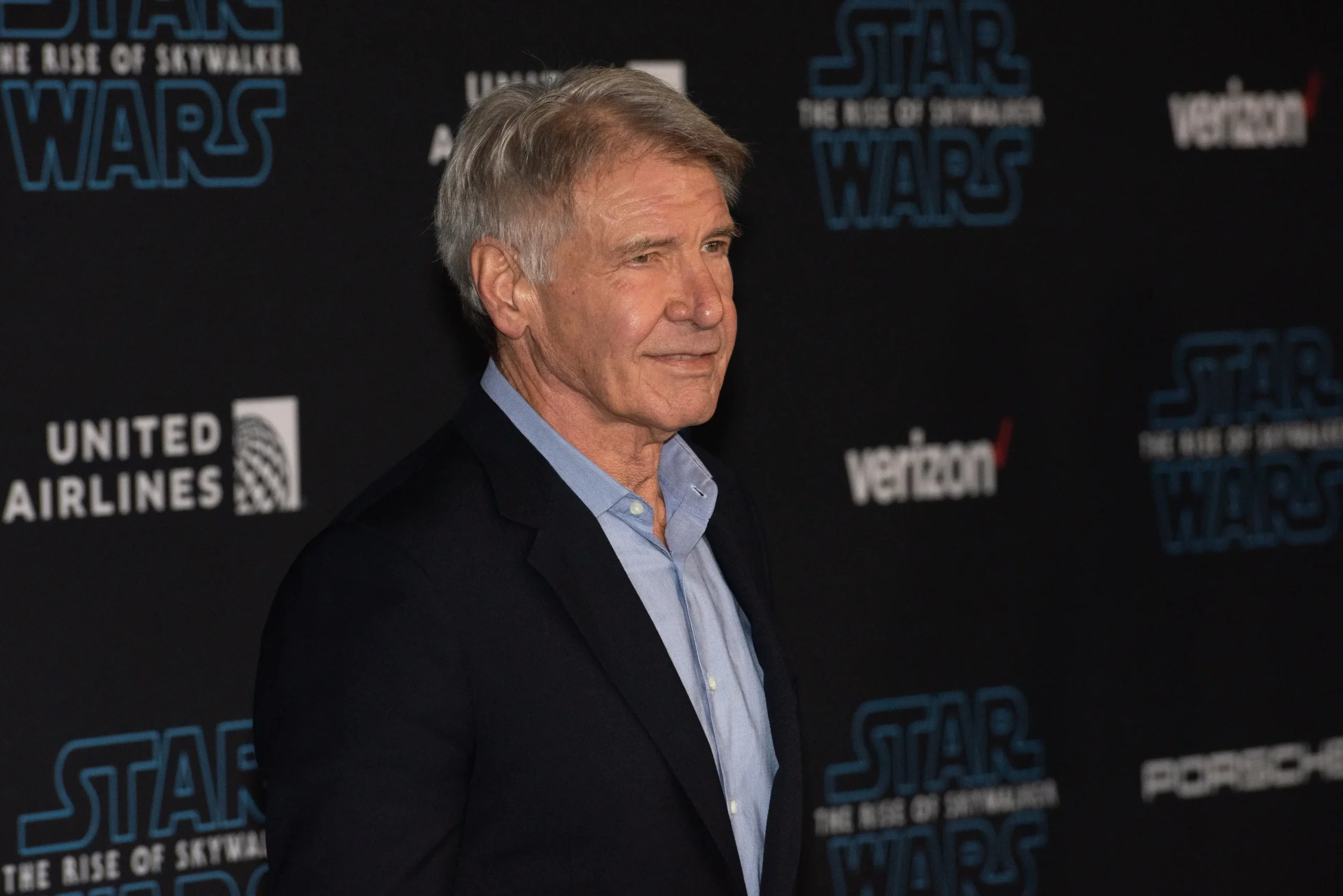Harrison Ford pózuje na fotku.