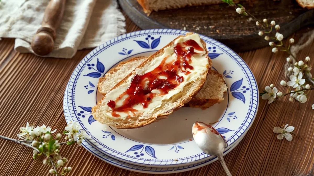 Na talíři je nandaný mazanec.