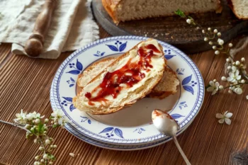 Na talíři je nandaný mazanec.