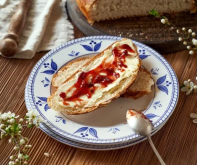 Na talíři je nandaný mazanec.