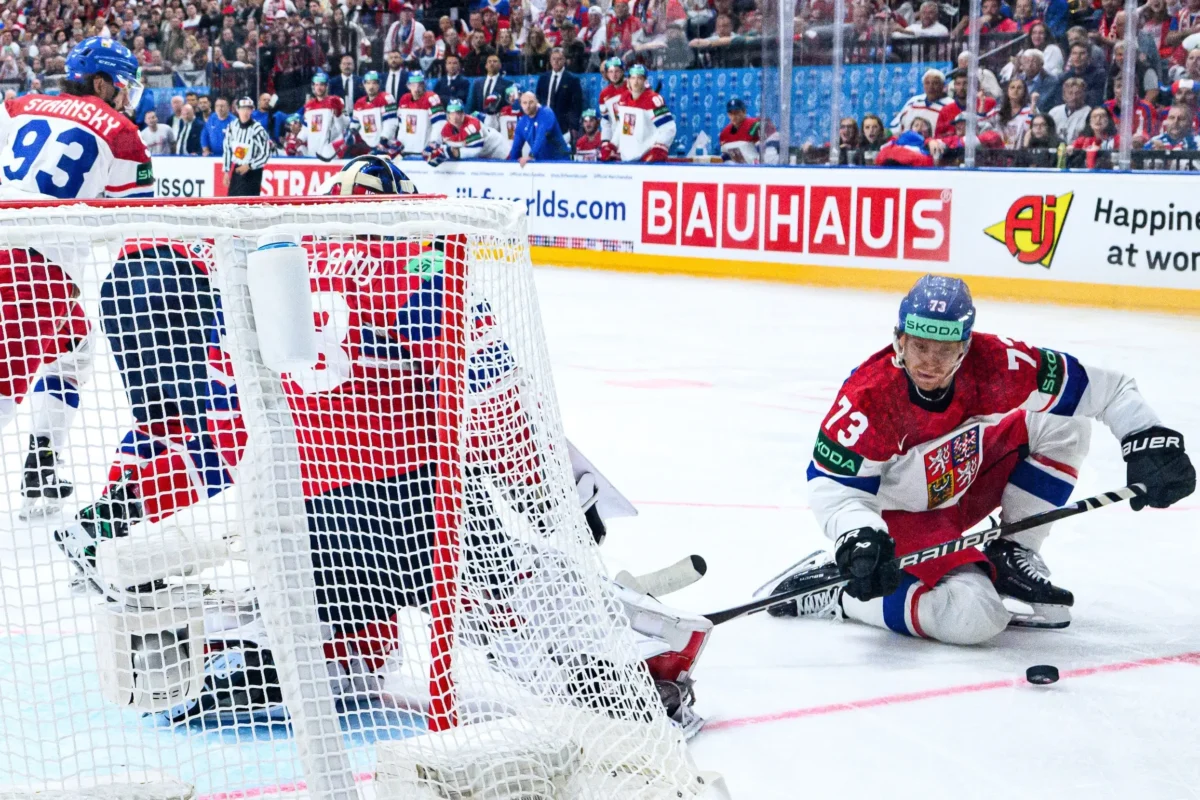 Čeští hokejisté hrají zápas.