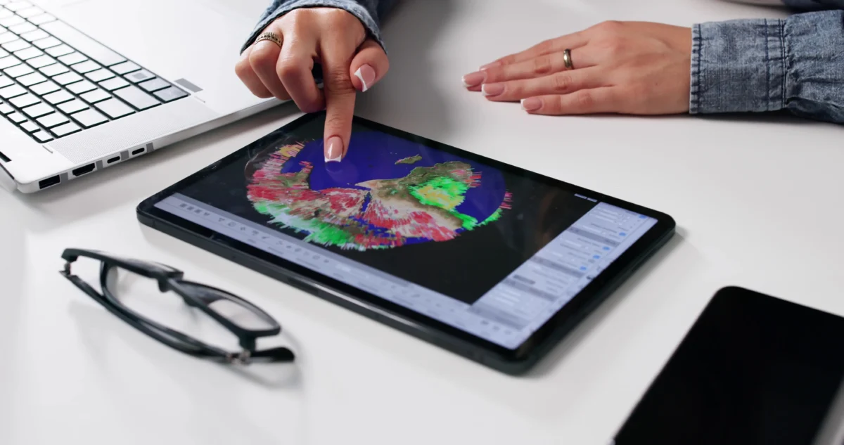 shutterstock_2646991937-2 | TVGURU.cz Člověk pracuje s tabletem, na kterém má synoptickou mapu.