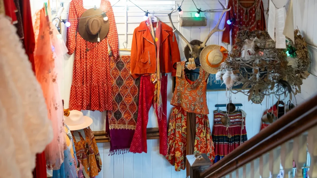 V obchodě je vystavené retro oblečení.