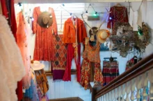 V obchodě je vystavené retro oblečení.