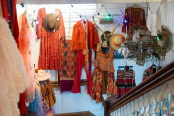 V obchodě je vystavené retro oblečení.