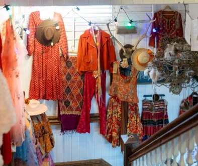 V obchodě je vystavené retro oblečení.