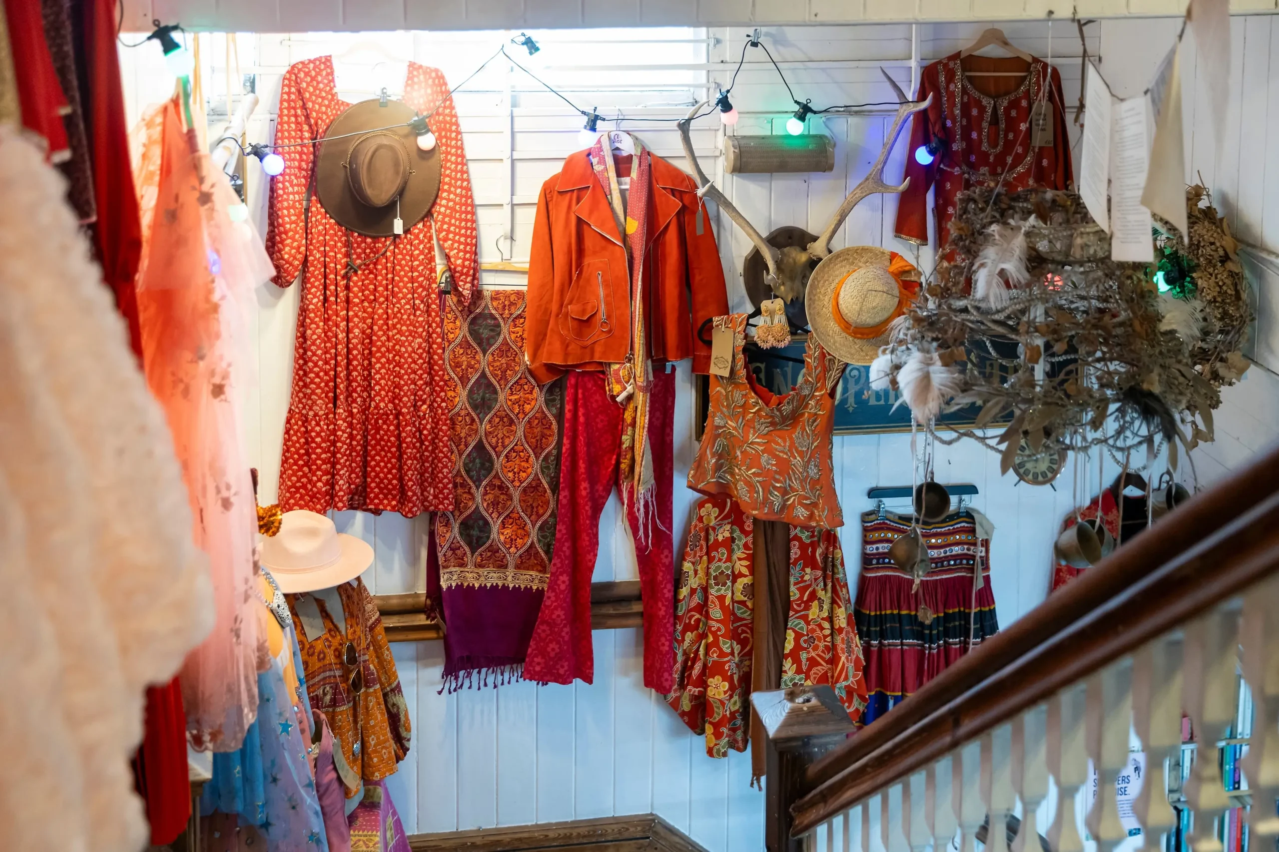 V obchodě je vystavené retro oblečení.