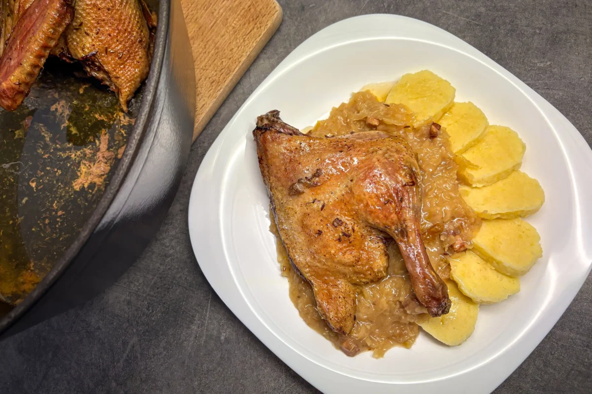 Na talíři je nandaná kachna s knedlíkem. 