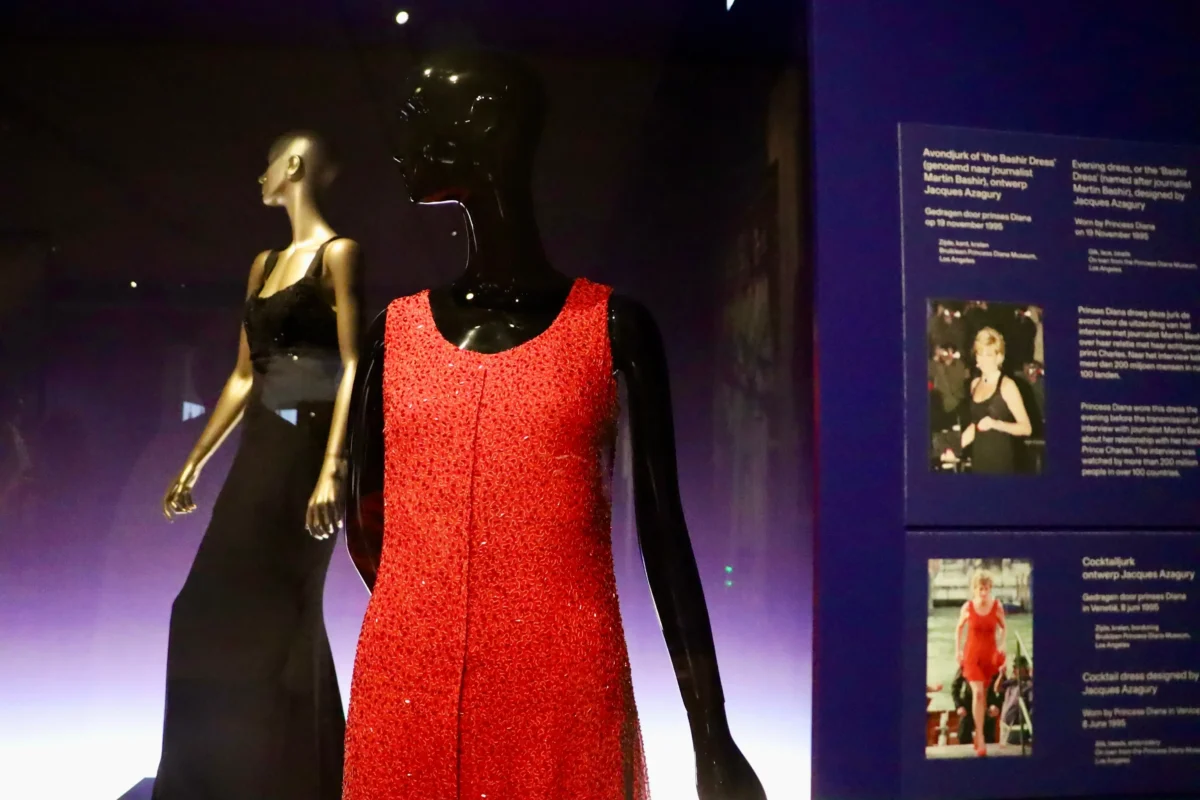 shutterstock_2714872081 | TVGURU.cz Vystavené šaty princezny Diany