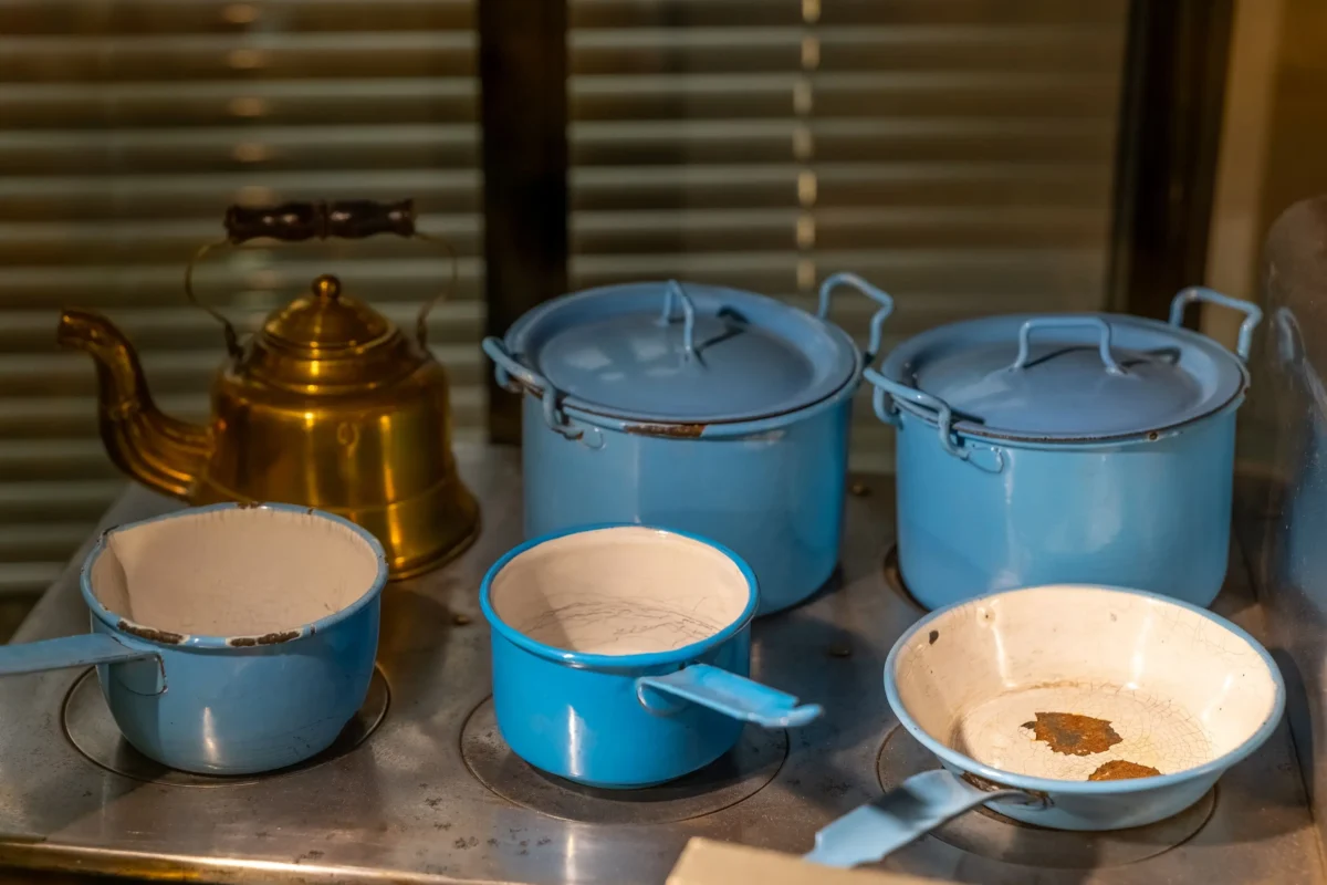 staré smaltované modré hrnce