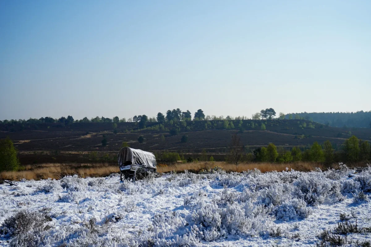 opuštěný karavan v rozlehlé krajině