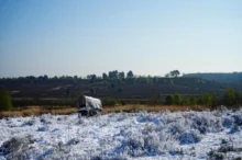 opuštěný karavan v rozlehlé krajině