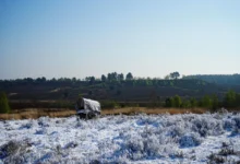 opuštěný karavan v rozlehlé krajině