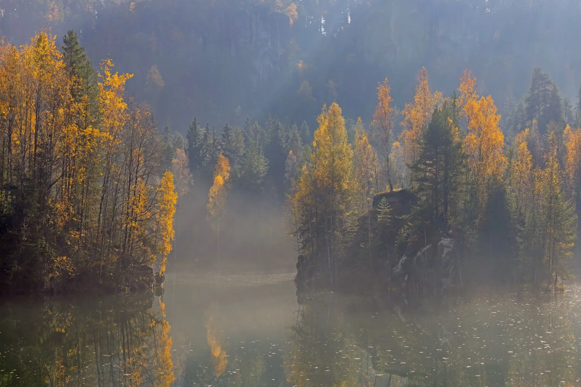 Adršpašské jezero v mlze
