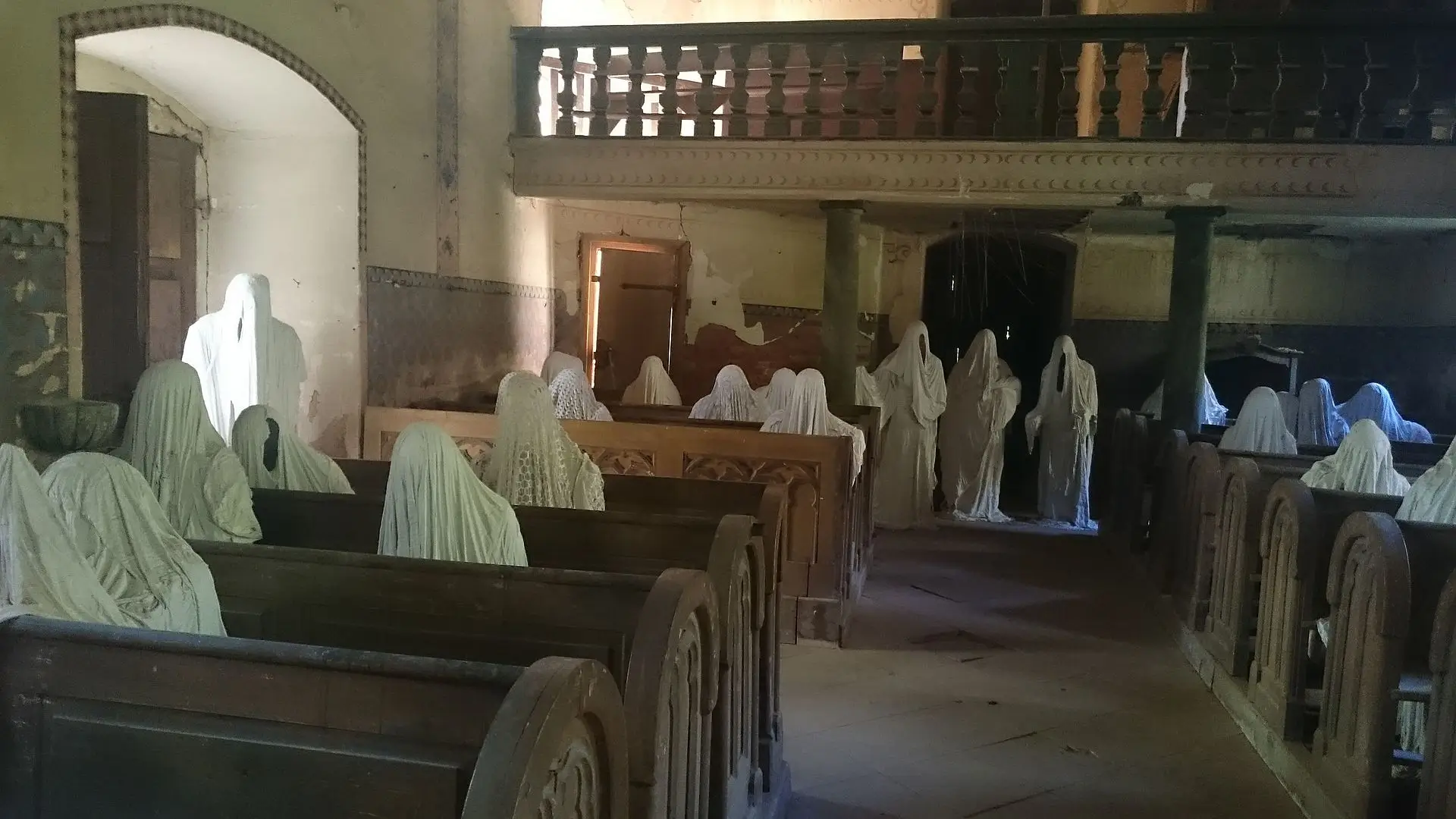 Kostel se sádrovými sochami v Lukové