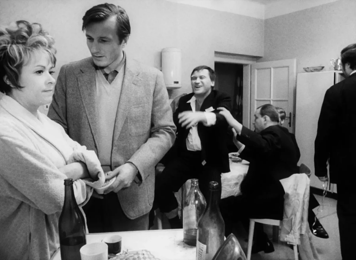 Záběr z filmu Ucho, na kterém je Jiřina Bohdalová.