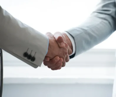 Muži si třesou rukou.